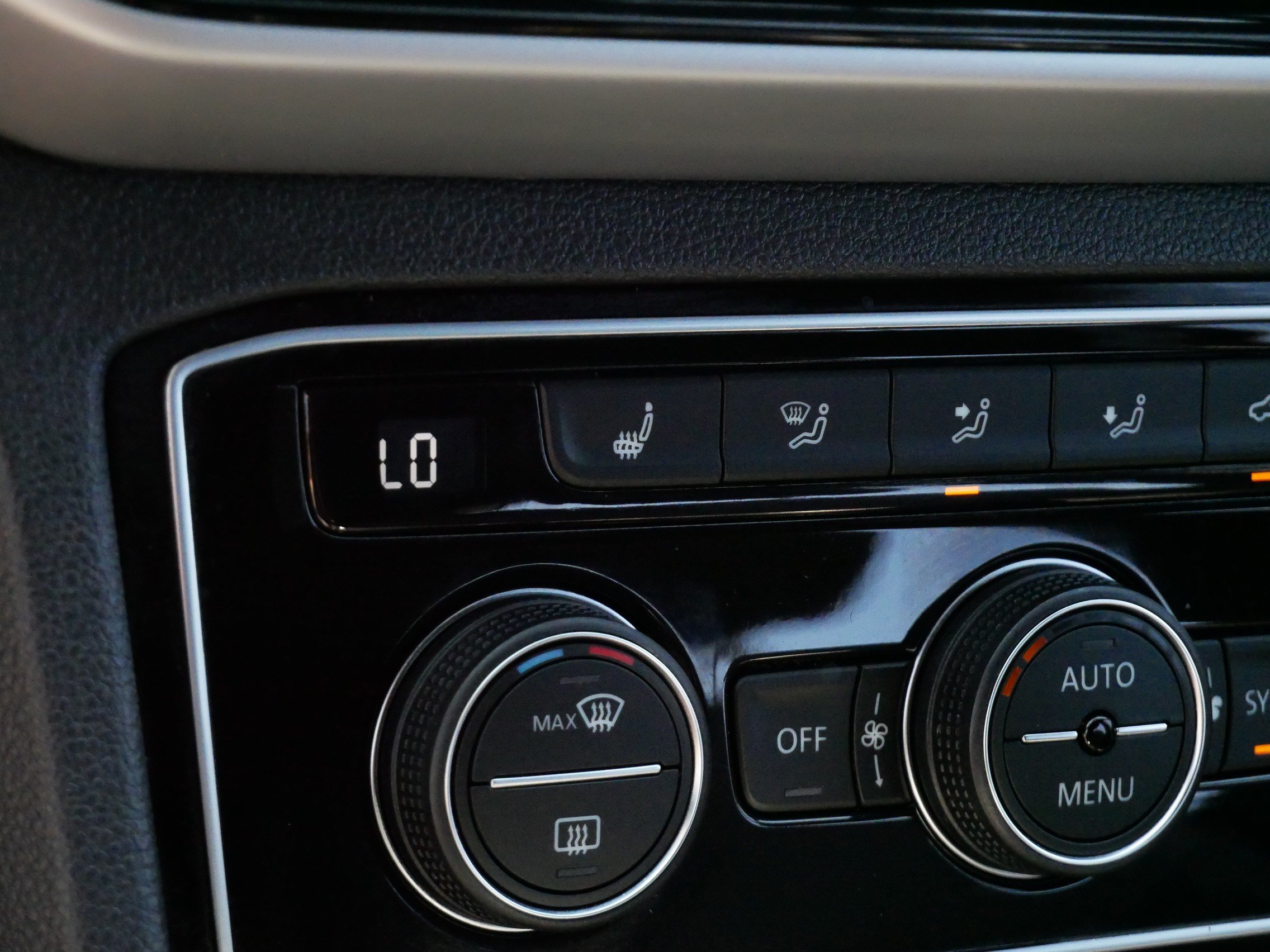 Certified 2023 Volkswagen Atlas Cross Sport SE w/ Panoramic Sunroof Package AWD/4WD image 29