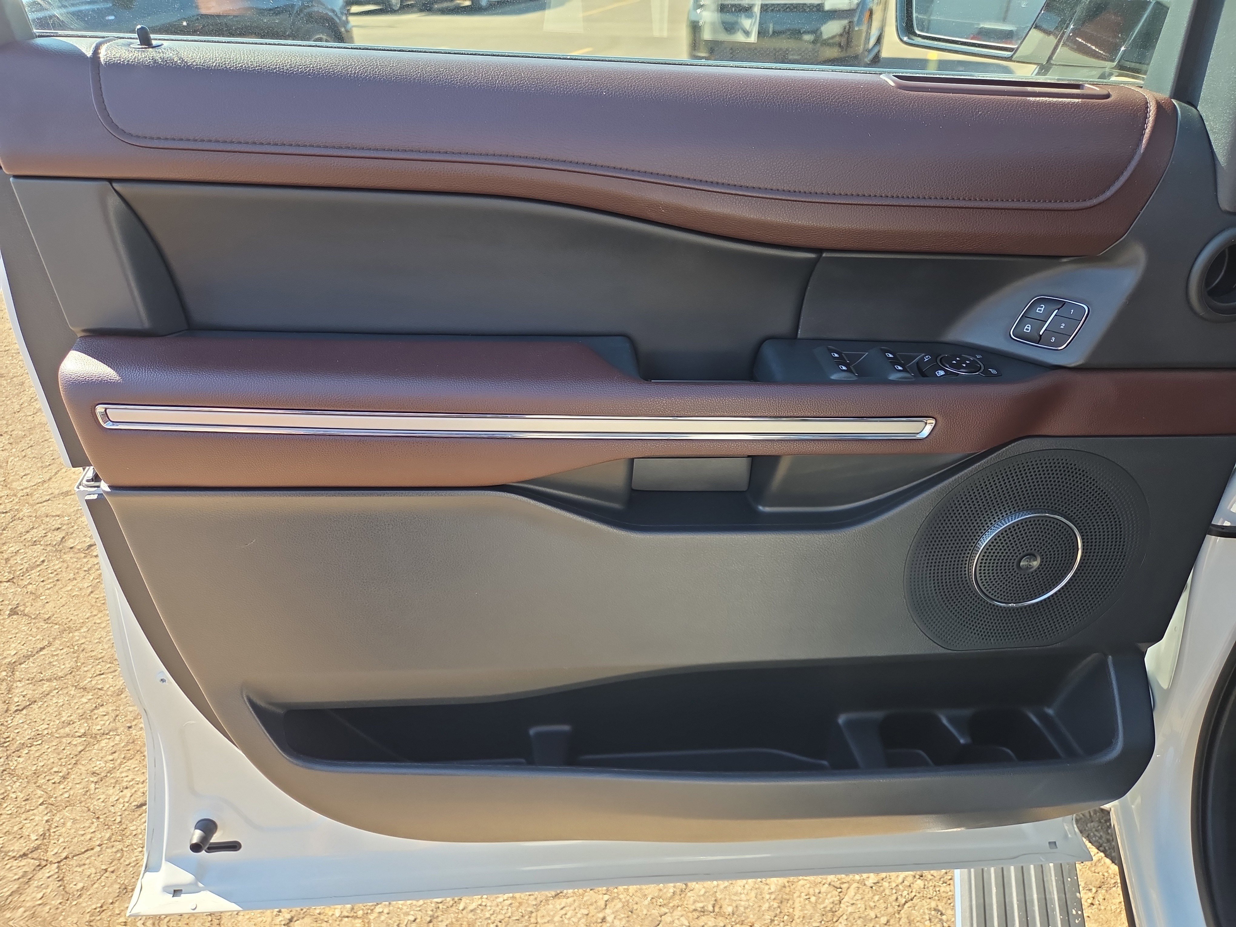 Used 2023 Ford Expedition Limited image 6