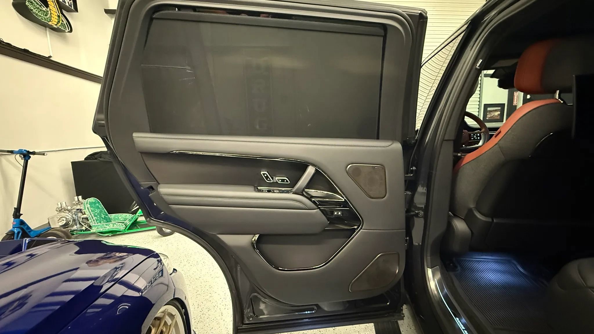 Used 2025 Land Rover Range Rover SV AWD/4WD image 13