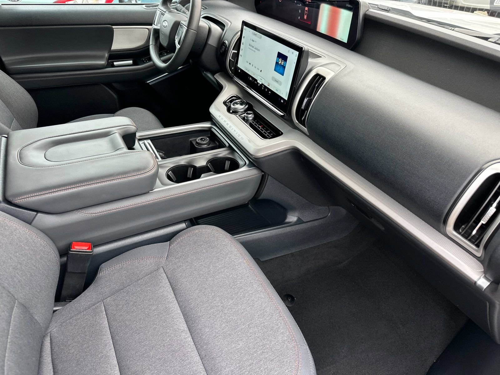 Used 2025 Ford Expedition Active AWD/4WD image 18