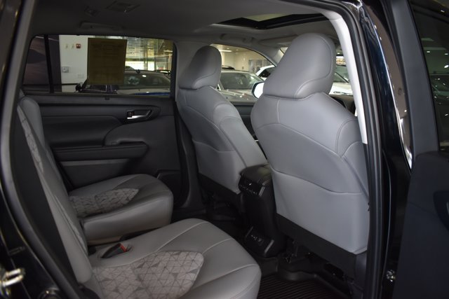 Used 2023 Toyota Highlander Bronze Edition FWD image 22