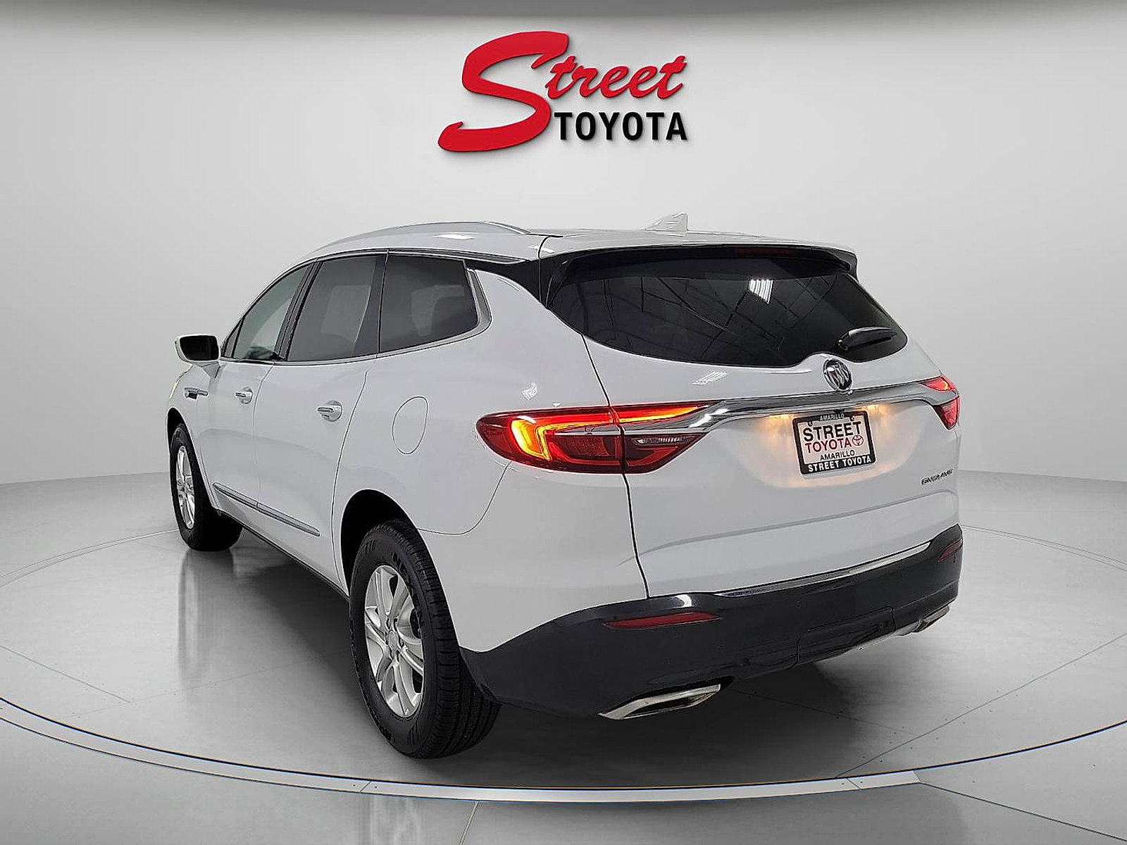 Used 2019 Buick Enclave Essence FWD image 2