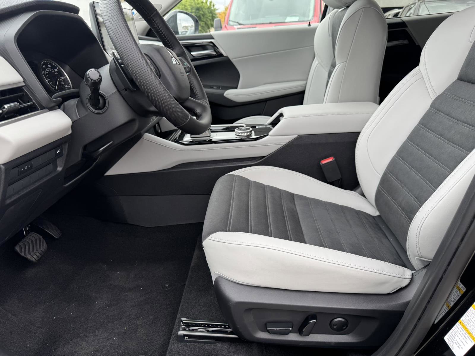 New 2025 Mitsubishi Outlander SE image 9