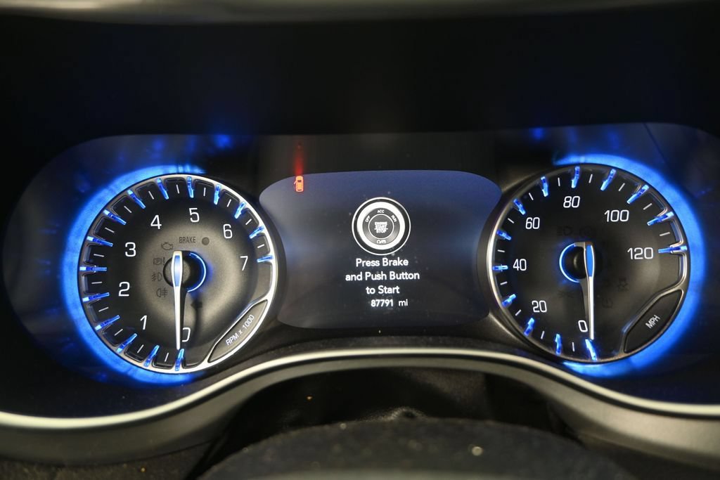 Used 2019 Chrysler Pacifica Limited w/ Advanced Safetytec Group FWD image 13