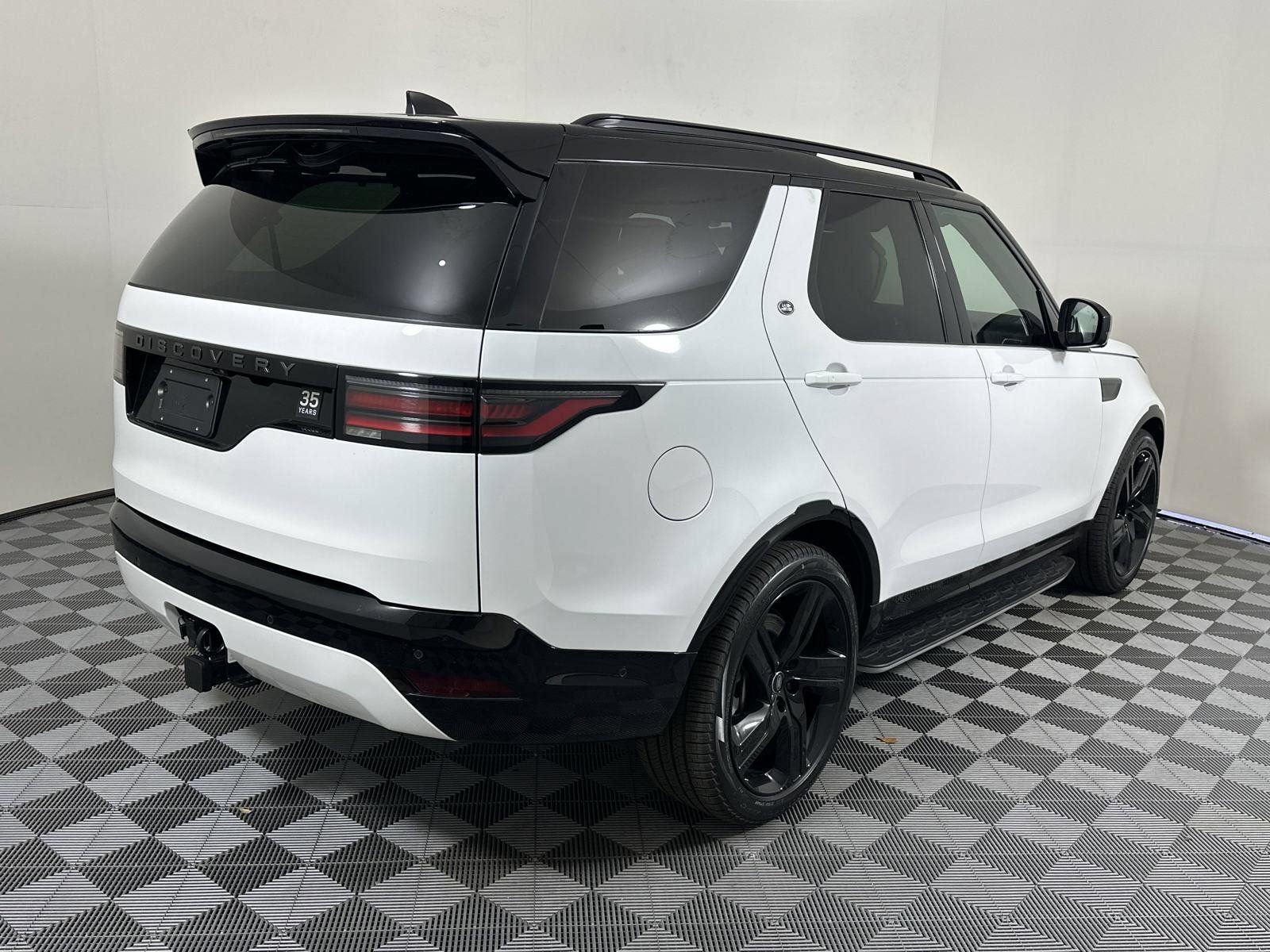 Used 2025 Land Rover Discovery Dynamic SE AWD/4WD image 7