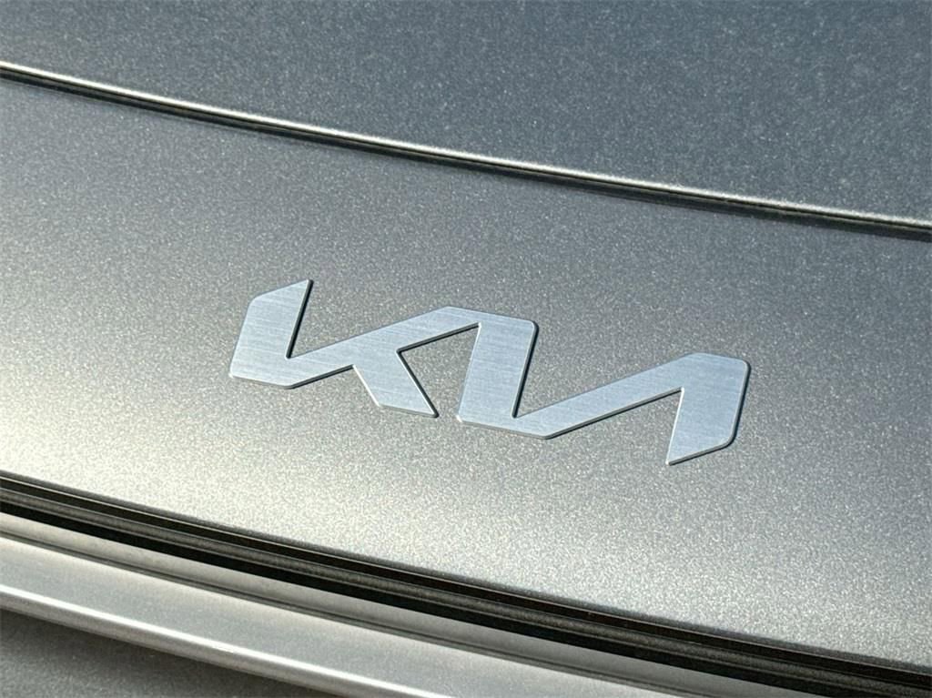 Certified 2025 Kia Niro EX image 17
