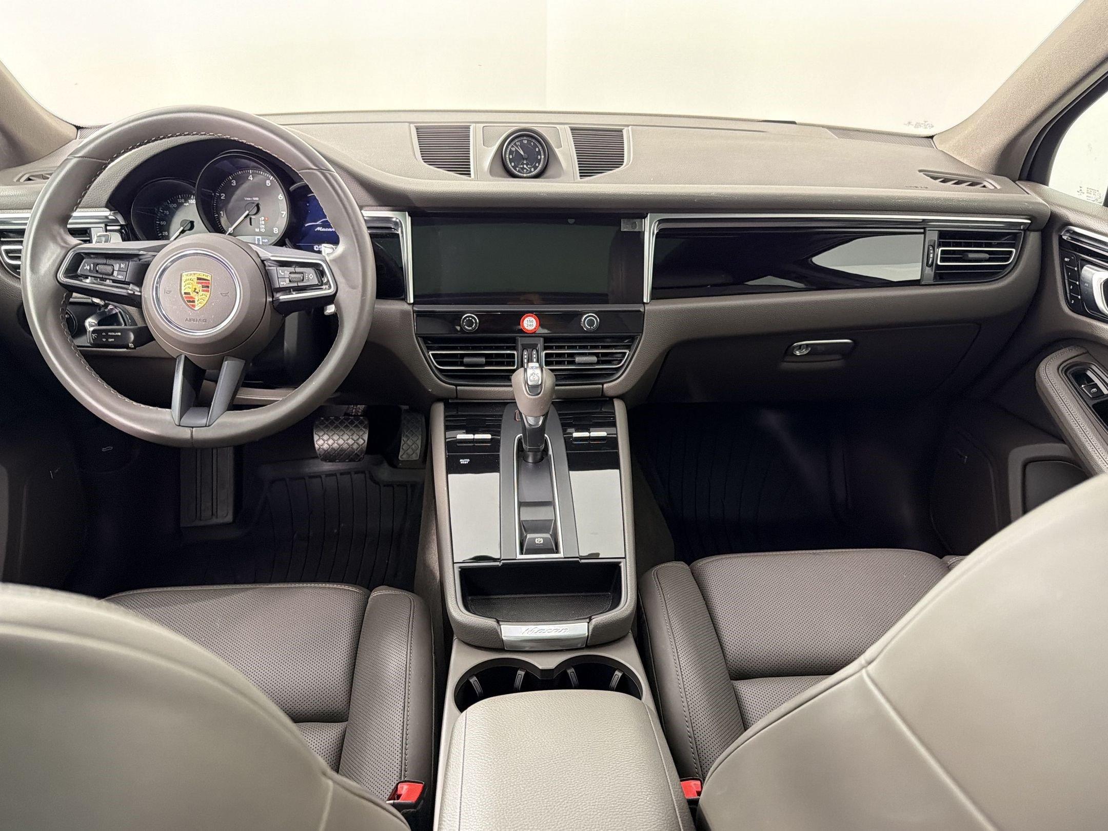 Certified 2022 Porsche Macan AWD/4WD image 19