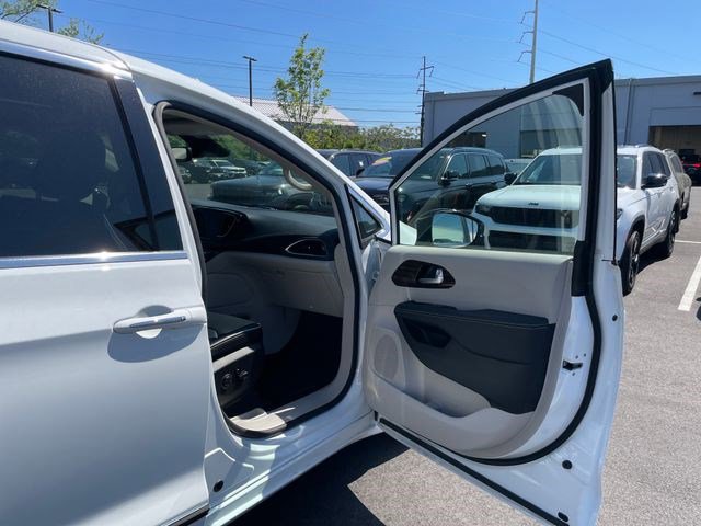 Certified 2023 Chrysler Pacifica Limited FWD image 8
