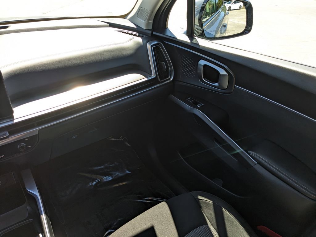 Certified 2025 Kia Sorento LX image 17