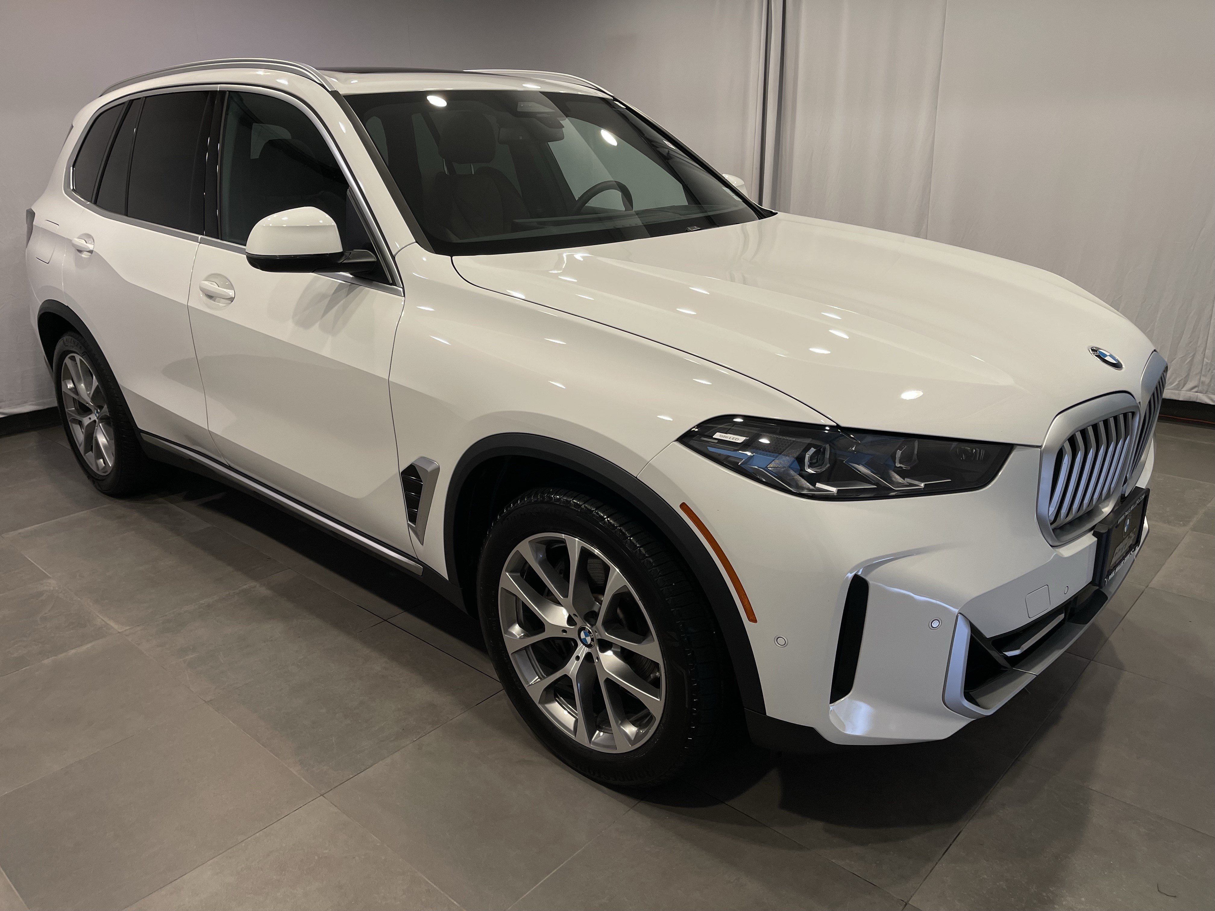 Used 2026 BMW X5 xDrive40i w/ Premium Package AWD/4WD image 3