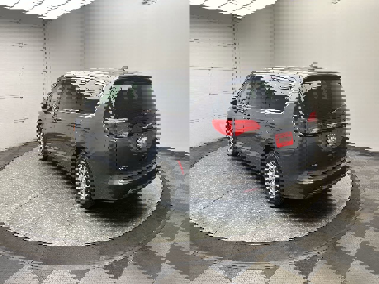 Used 2023 Chrysler Voyager LX image 2