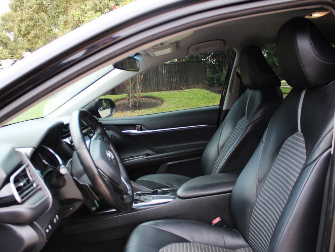 Used 2020 Toyota Camry SE FWD image 10