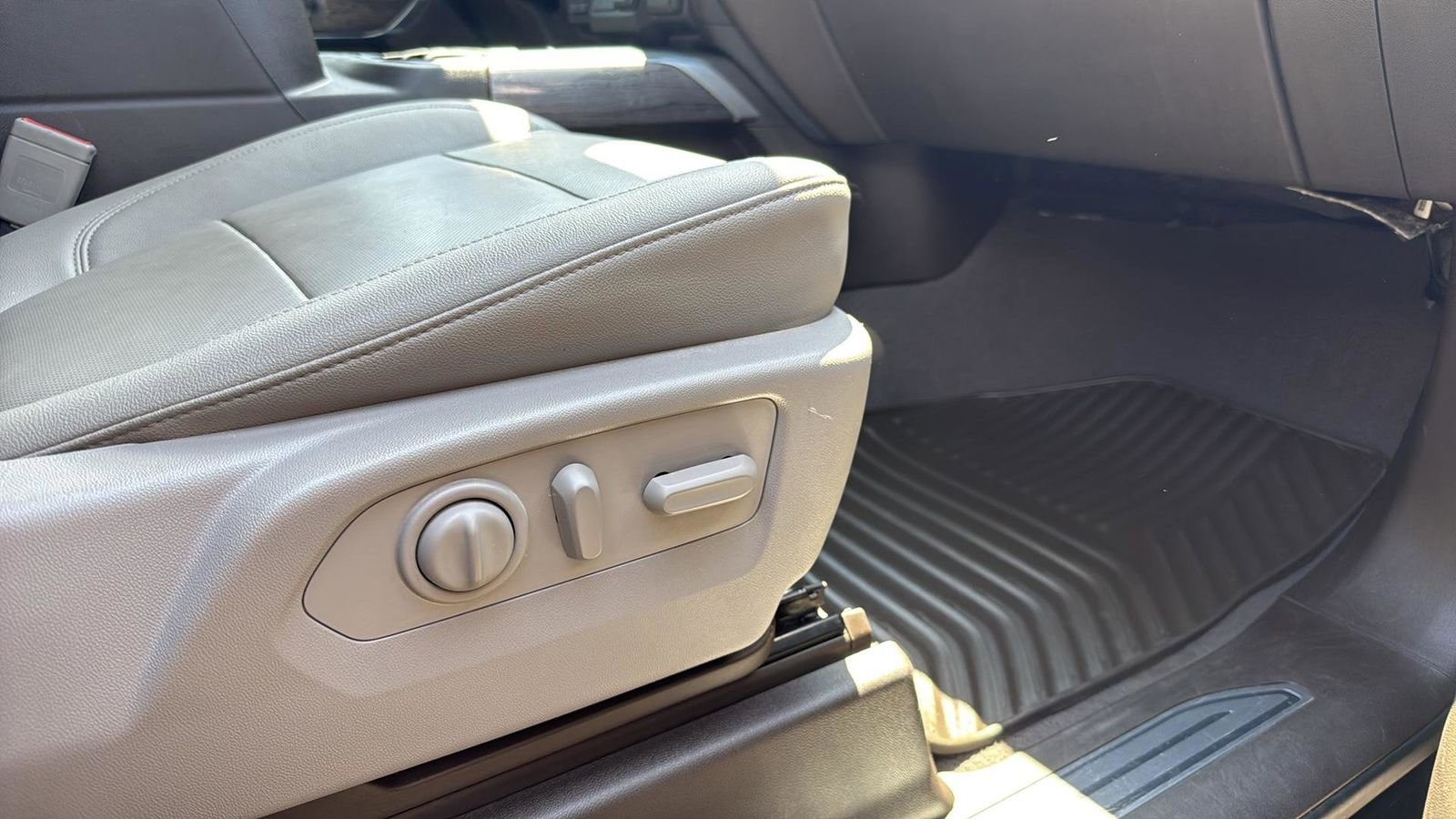 Used 2022 Chevrolet Silverado 1500 LTZ w/ Z71 Off-Road Package image 24