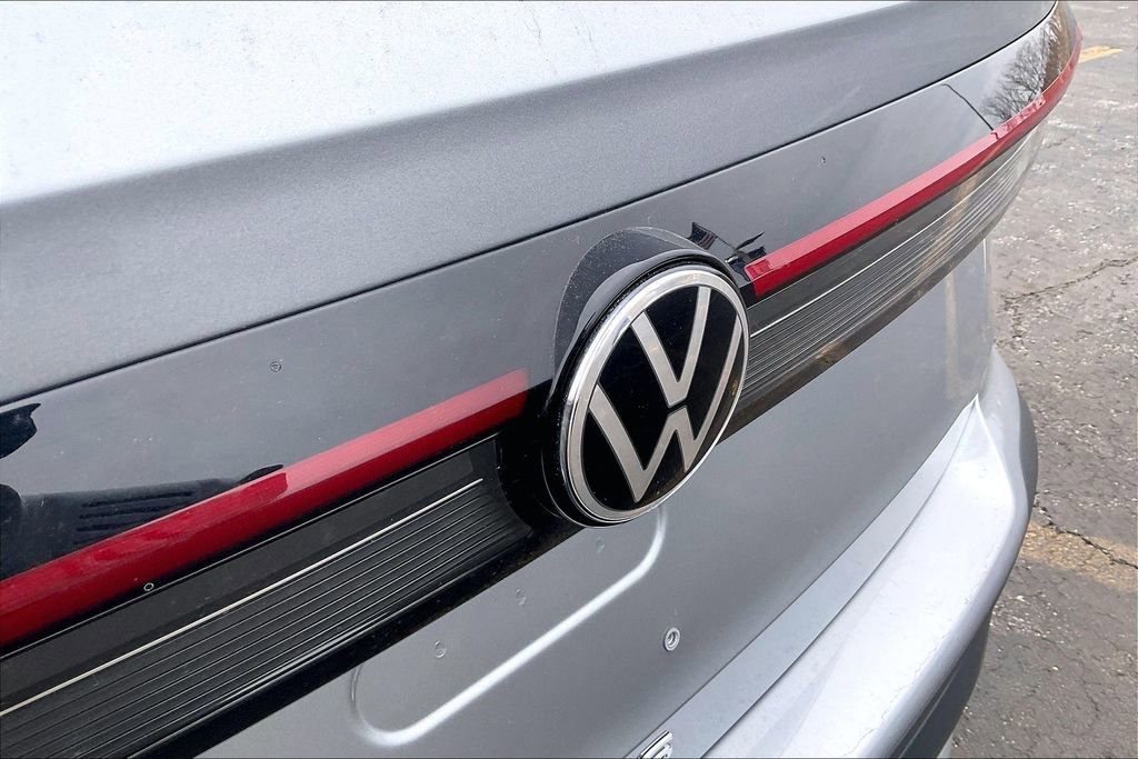 Used 2025 Volkswagen Taos SE image 27