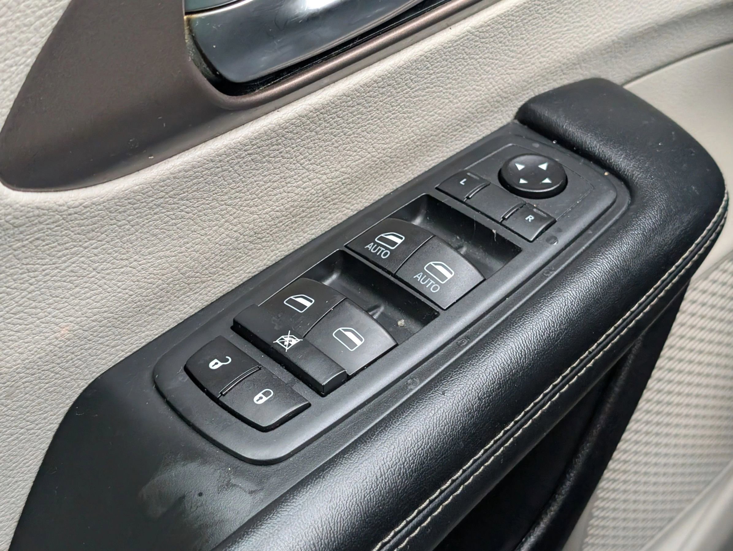 Used 2020 Chrysler Voyager Lxi image 21