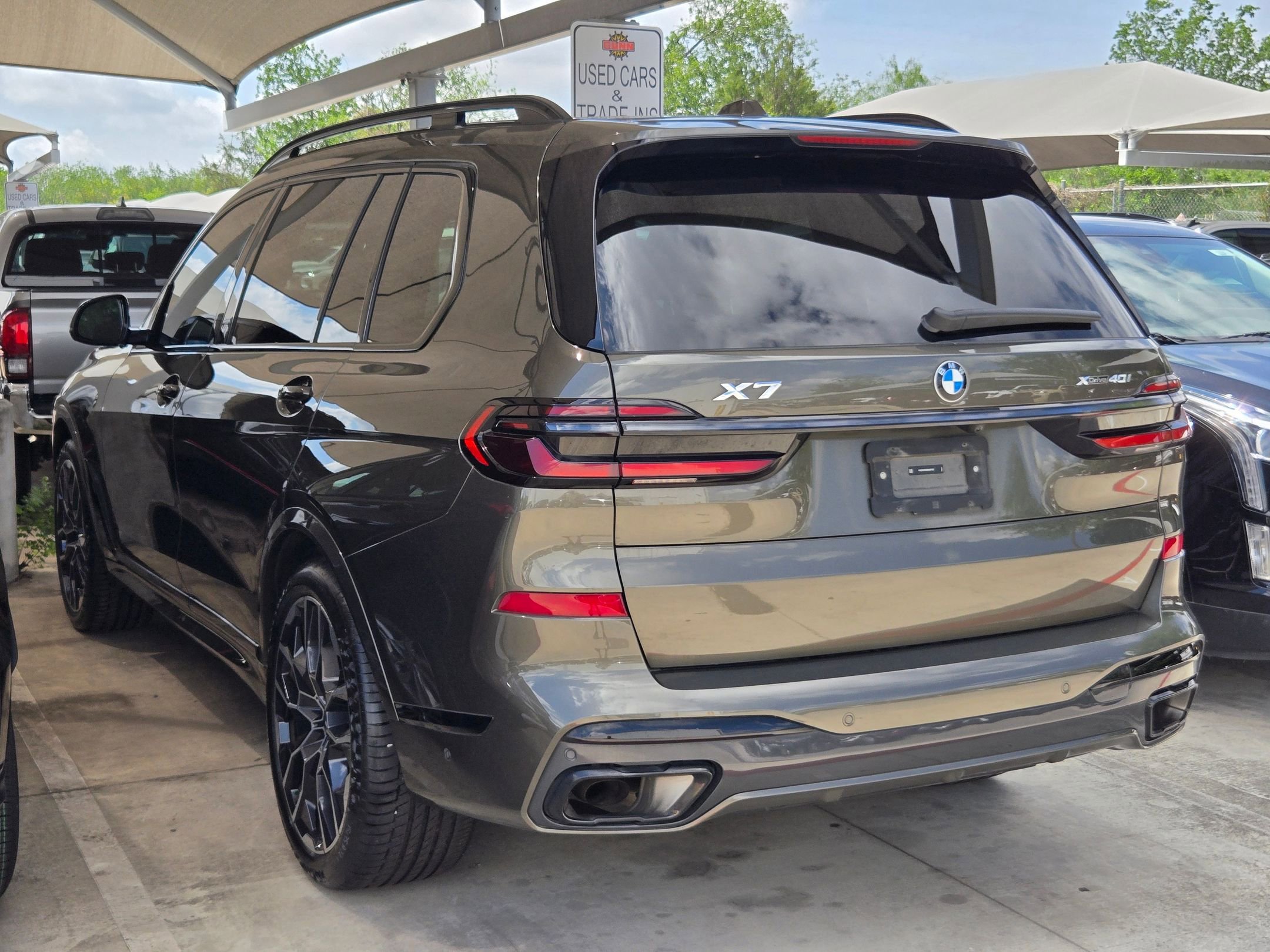 Used 2024 BMW X7 xDrive40i w/ M Sport Package AWD/4WD image 4
