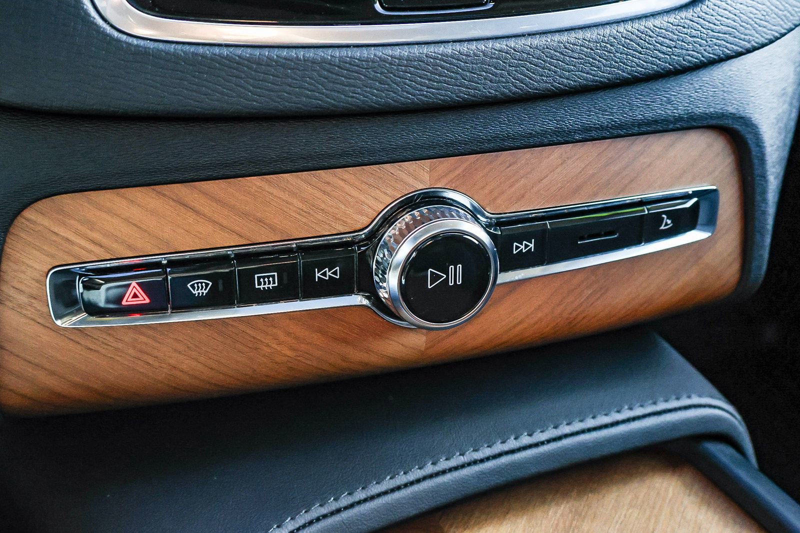 Used 2025 Volvo XC90 B5 Plus w/ Protection Package Premier image 34