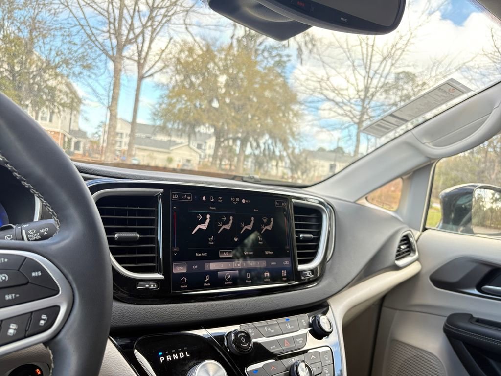 Used 2024 Chrysler Pacifica Touring-L image 28