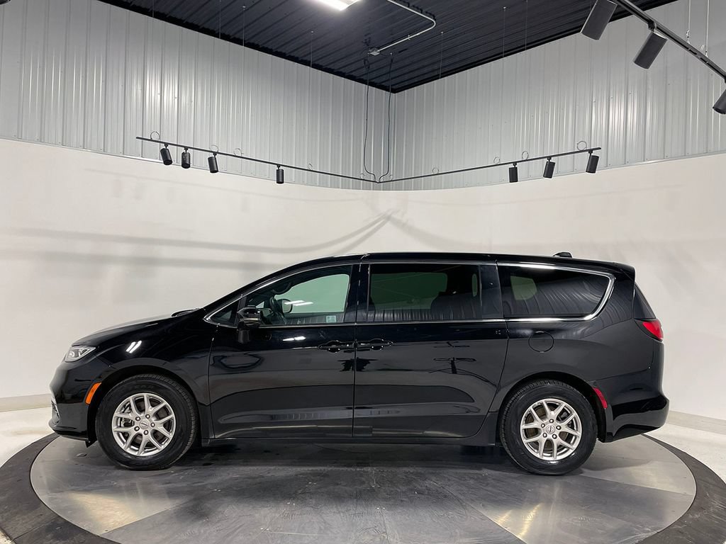 Used 2025 Chrysler Pacifica Select FWD image 16