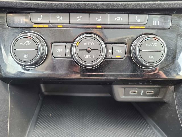 Used 2023 Volkswagen Jetta SE w/ Panoramic Sunroof Package image 27