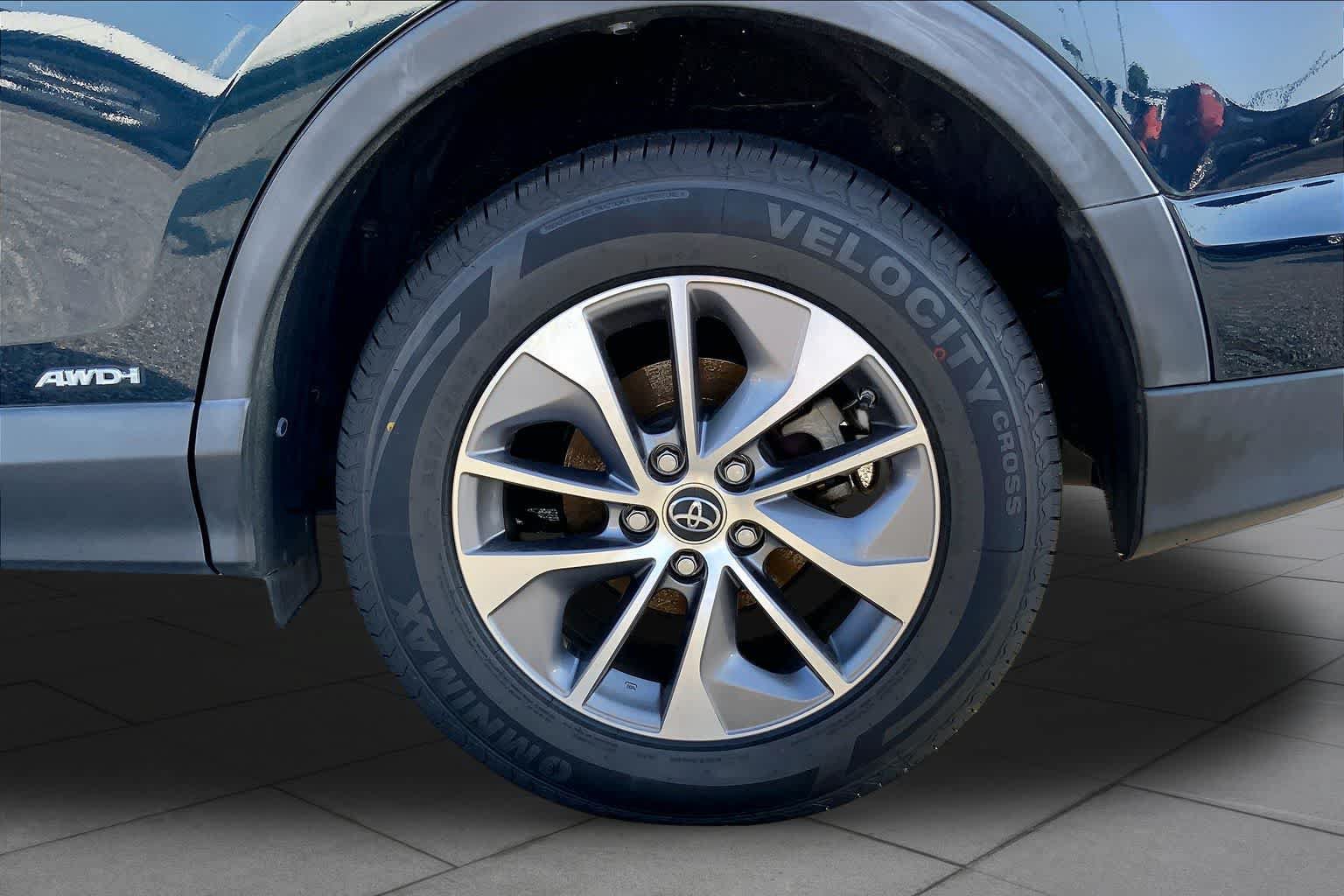 Used 2018 Toyota RAV4 LE AWD/4WD image 16