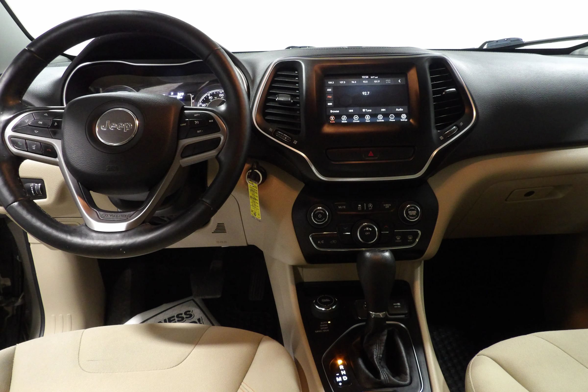 Used 2019 Jeep Cherokee Latitude w/ Cold Weather Group AWD/4WD image 11