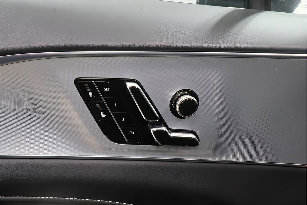 Used 2024 Cadillac Lyriq Tech image 20