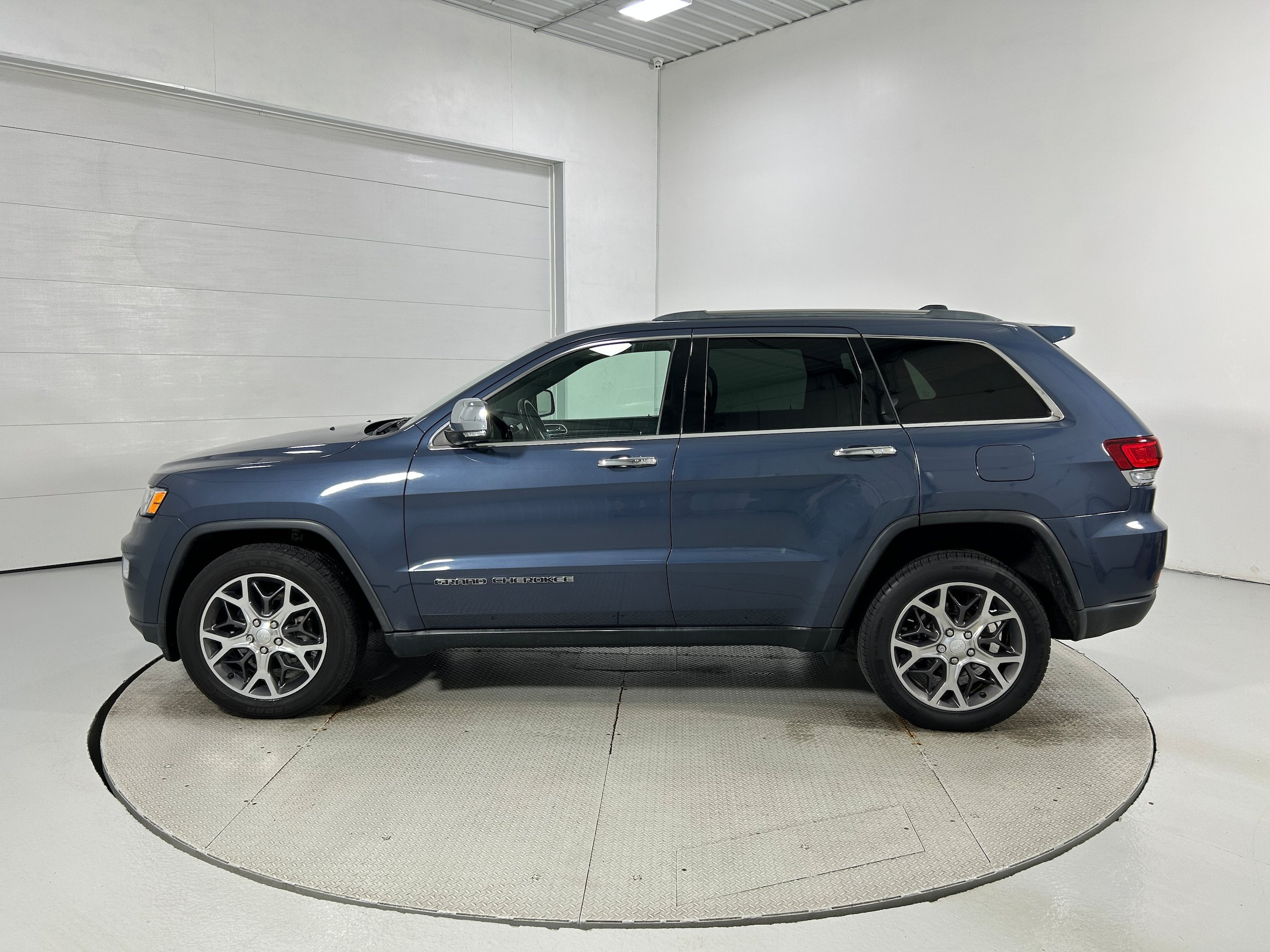 Used 2020 Jeep Grand Cherokee Limited AWD/4WD image 23