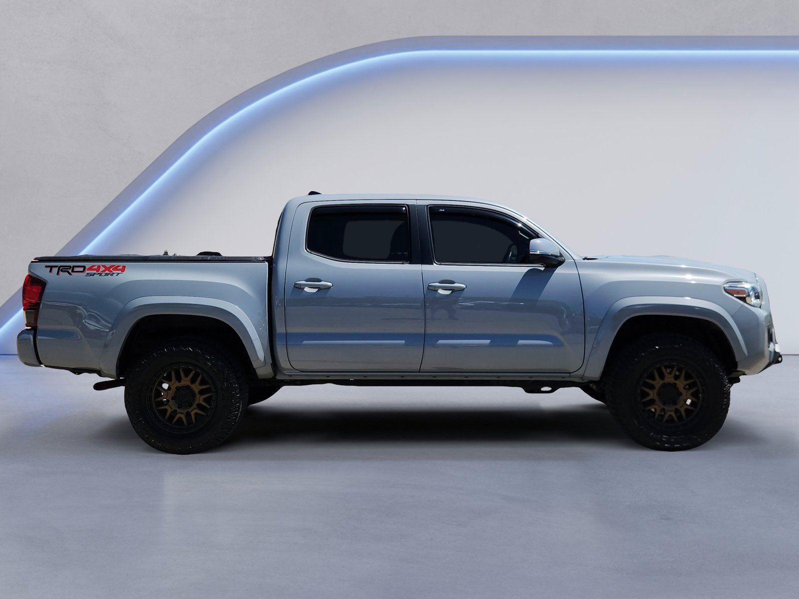 Used 2018 Toyota Tacoma TRD Sport AWD/4WD image 2
