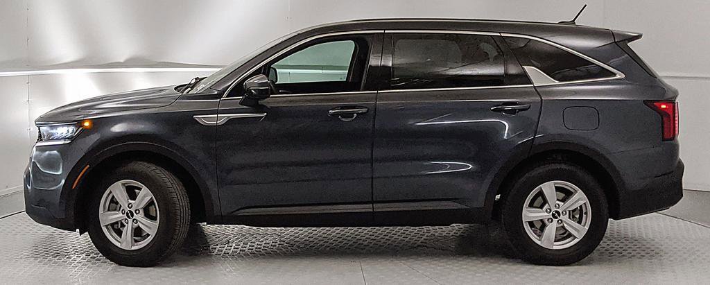 Used 2023 Kia Sorento LX FWD image 5