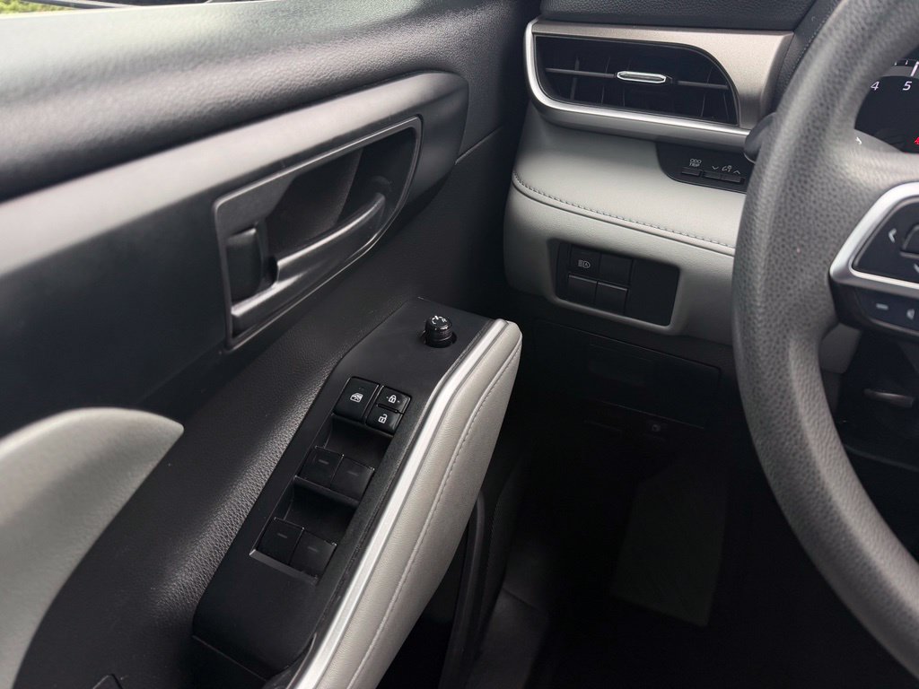 Used 2021 Toyota Highlander L FWD image 23