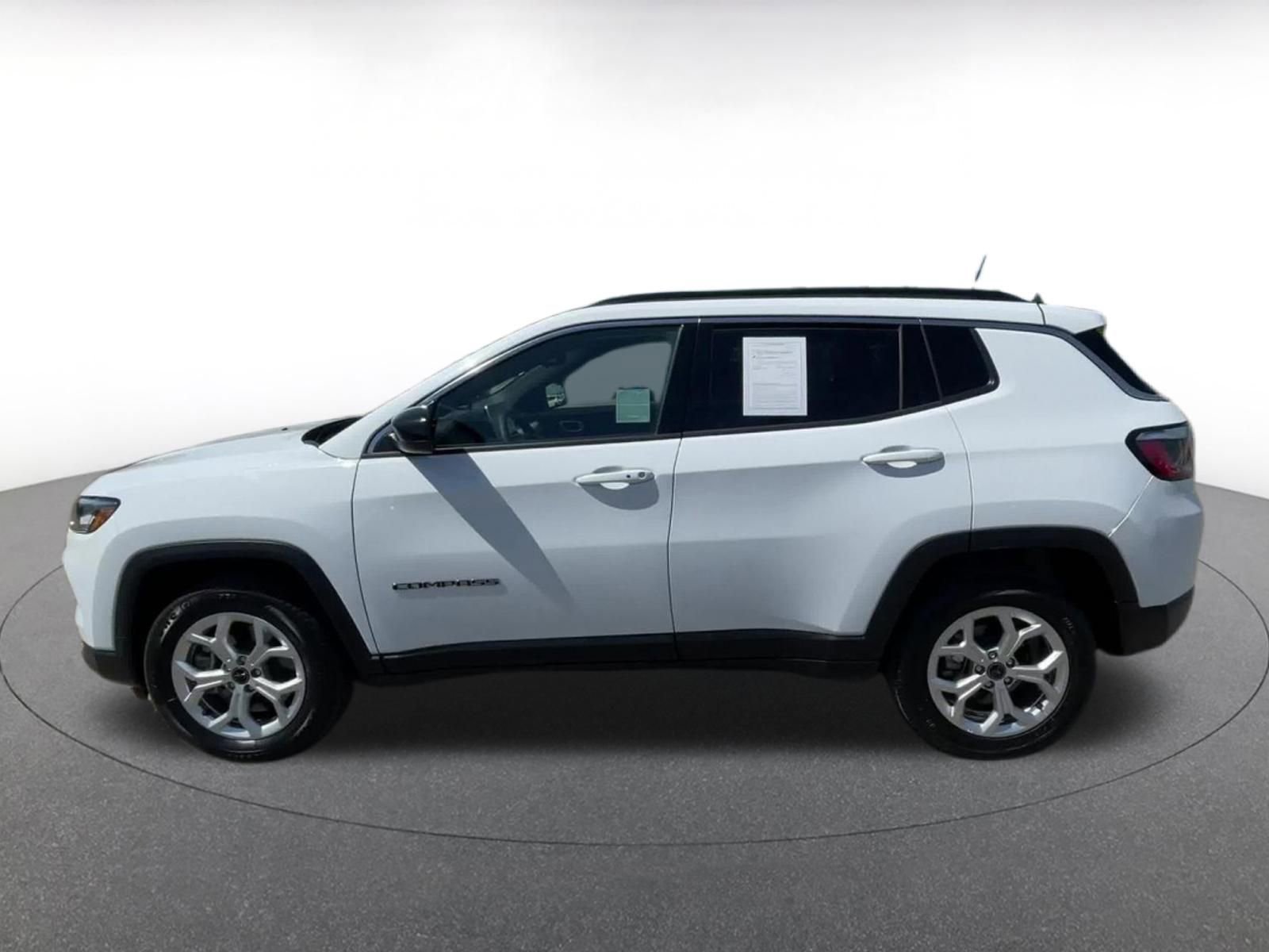 Used 2025 Jeep Compass Latitude AWD/4WD image 9