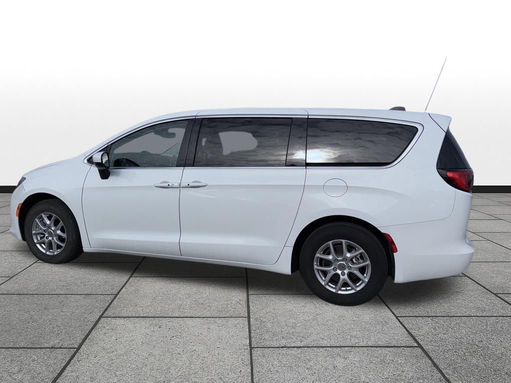 Used 2023 Chrysler Voyager LX FWD image 8