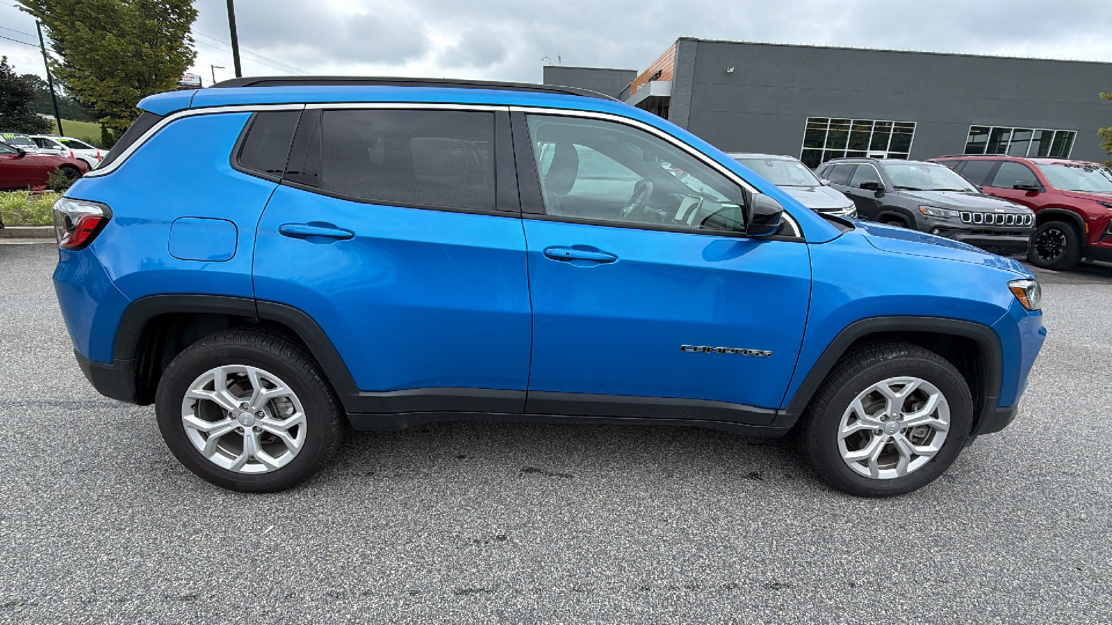Used 2024 Jeep Compass Latitude AWD/4WD image 7