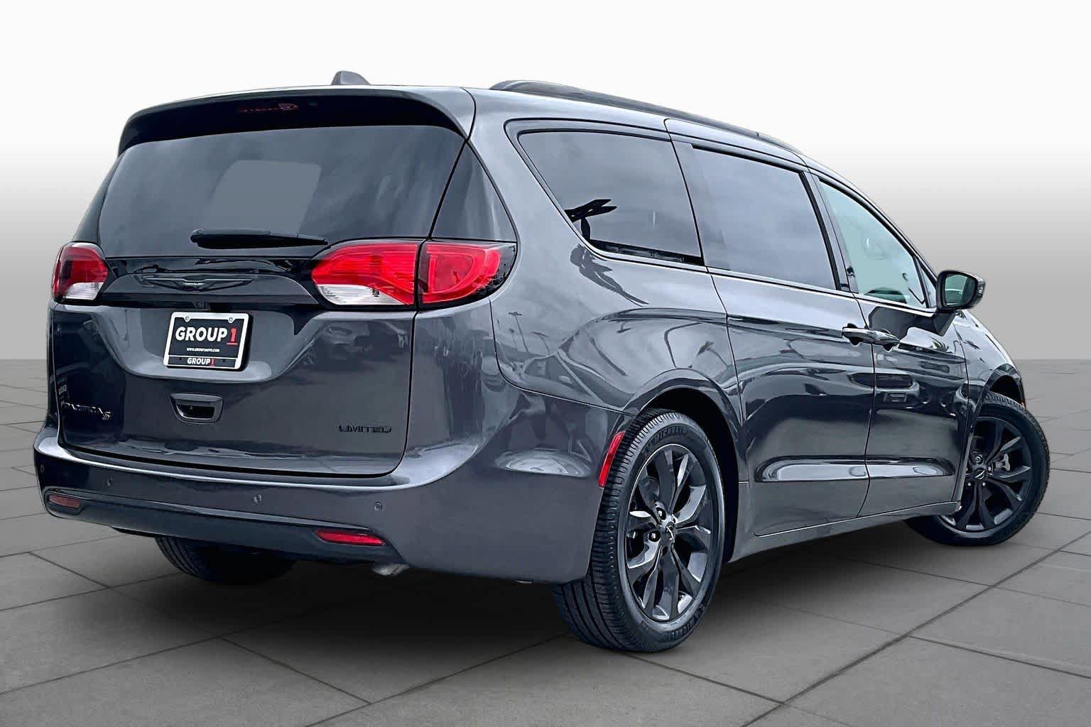 Used 2018 Chrysler Pacifica Limited w/ S Appearance Package FWD image 12