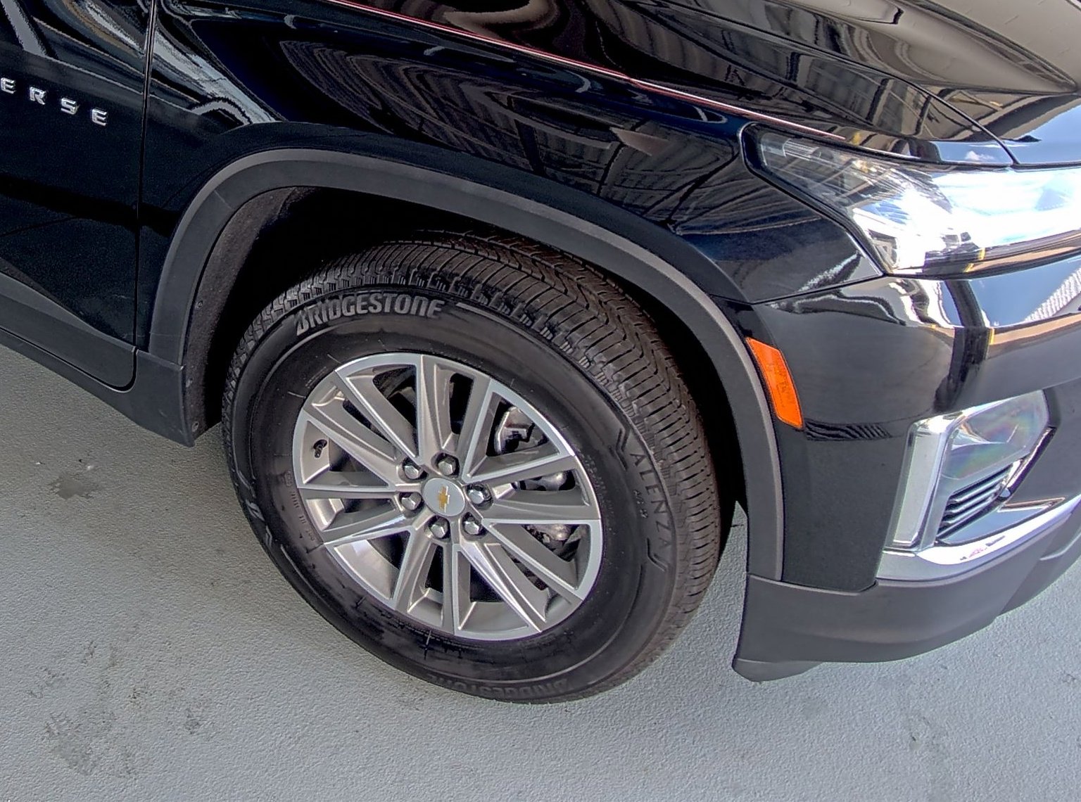 Used 2023 Chevrolet Traverse LT image 16