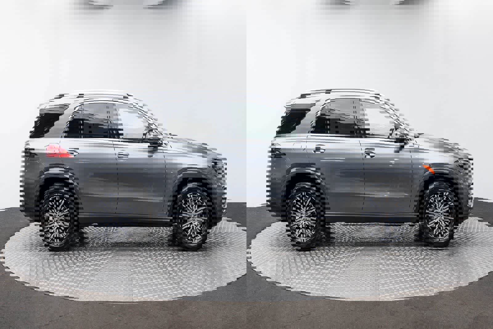 Used 2025 Mercedes-Benz GLE 450e 4MATIC w/ Driver Assistance Package image 53