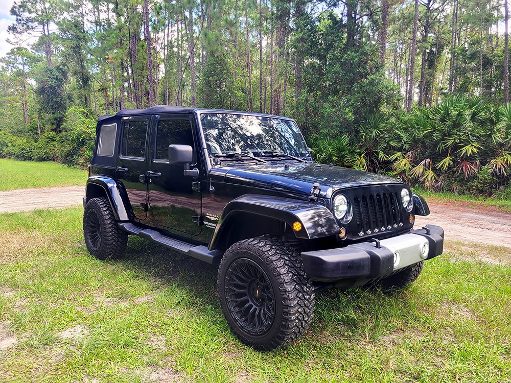 Used 2013 Jeep Wrangler Unlimited Sahara w/ Dual Top Group AWD/4WD image 3