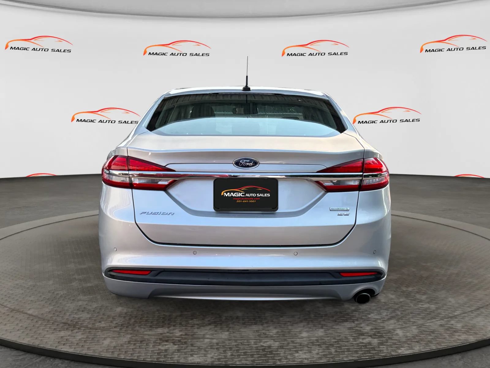 Used 2017 Ford Fusion SE FWD image 9