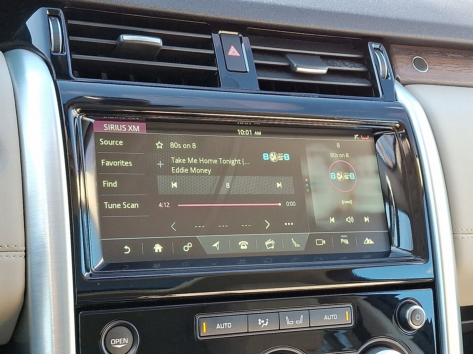 Used 2018 Land Rover Discovery HSE image 16