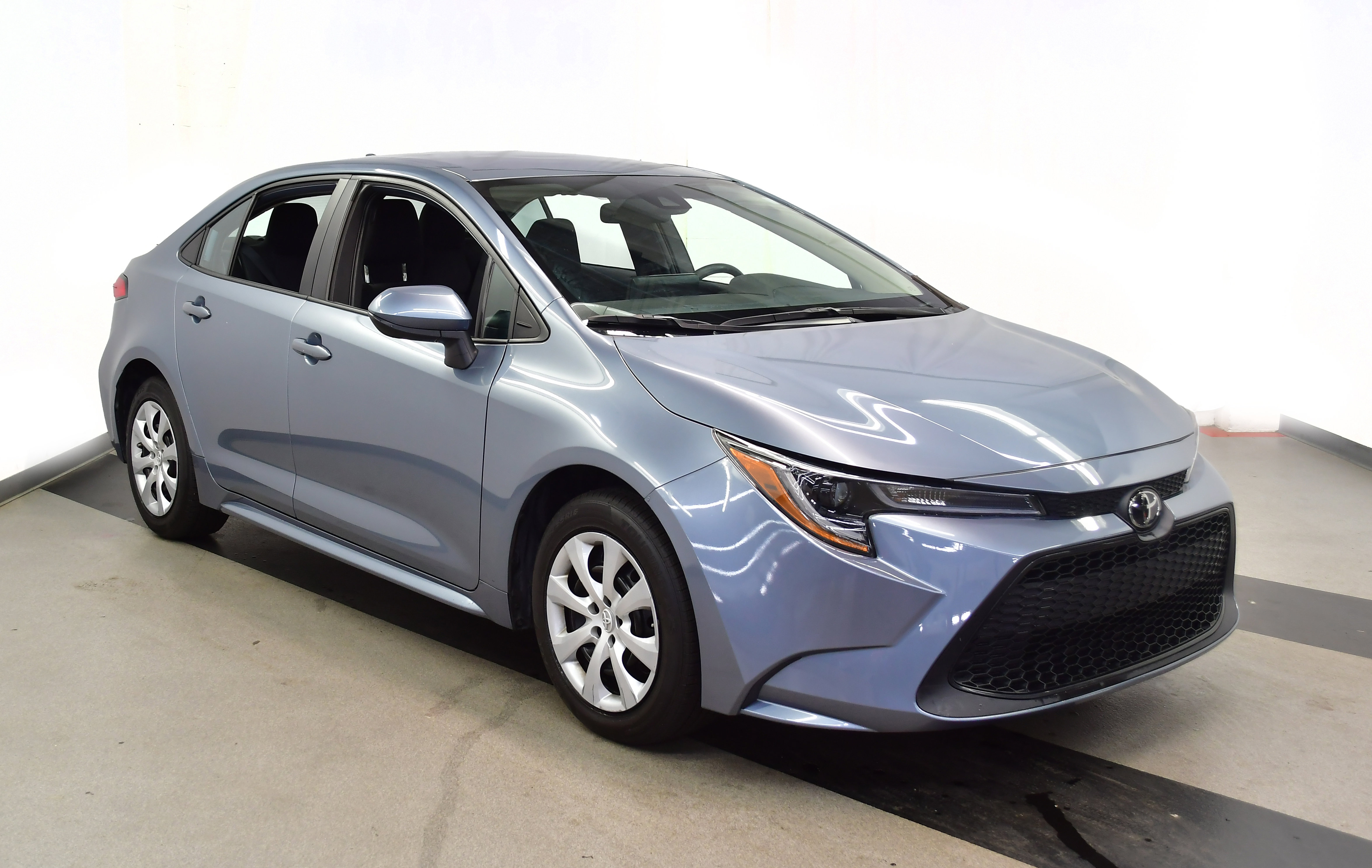 Used 2022 Toyota Corolla LE FWD image 2