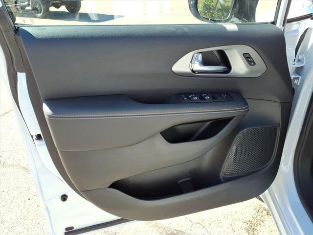 New 2026 Chrysler Pacifica Select AWD/4WD image 17