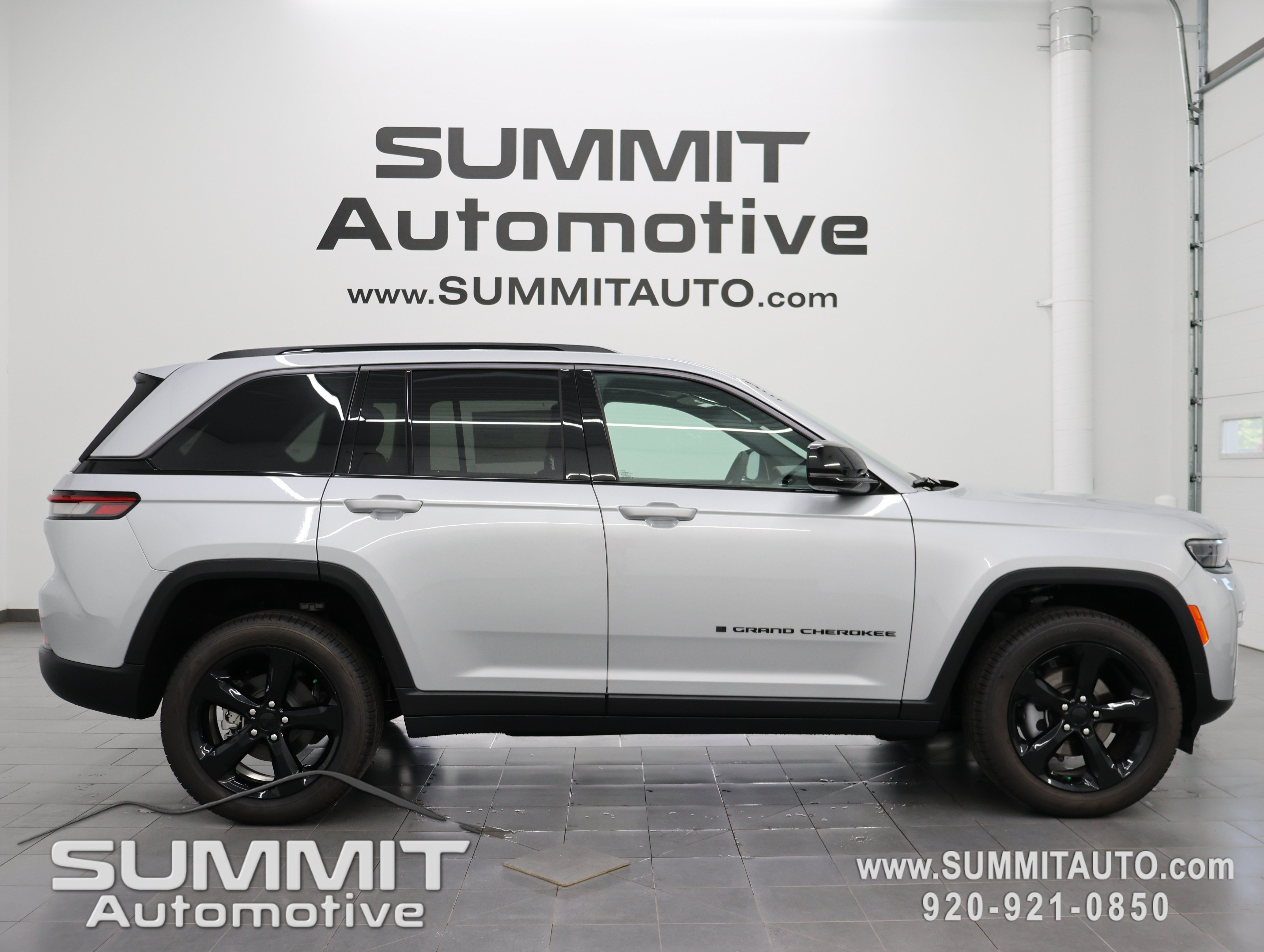 New 2026 Jeep Grand Cherokee Limited w/ Limited Altitude Package AWD/4WD image 1