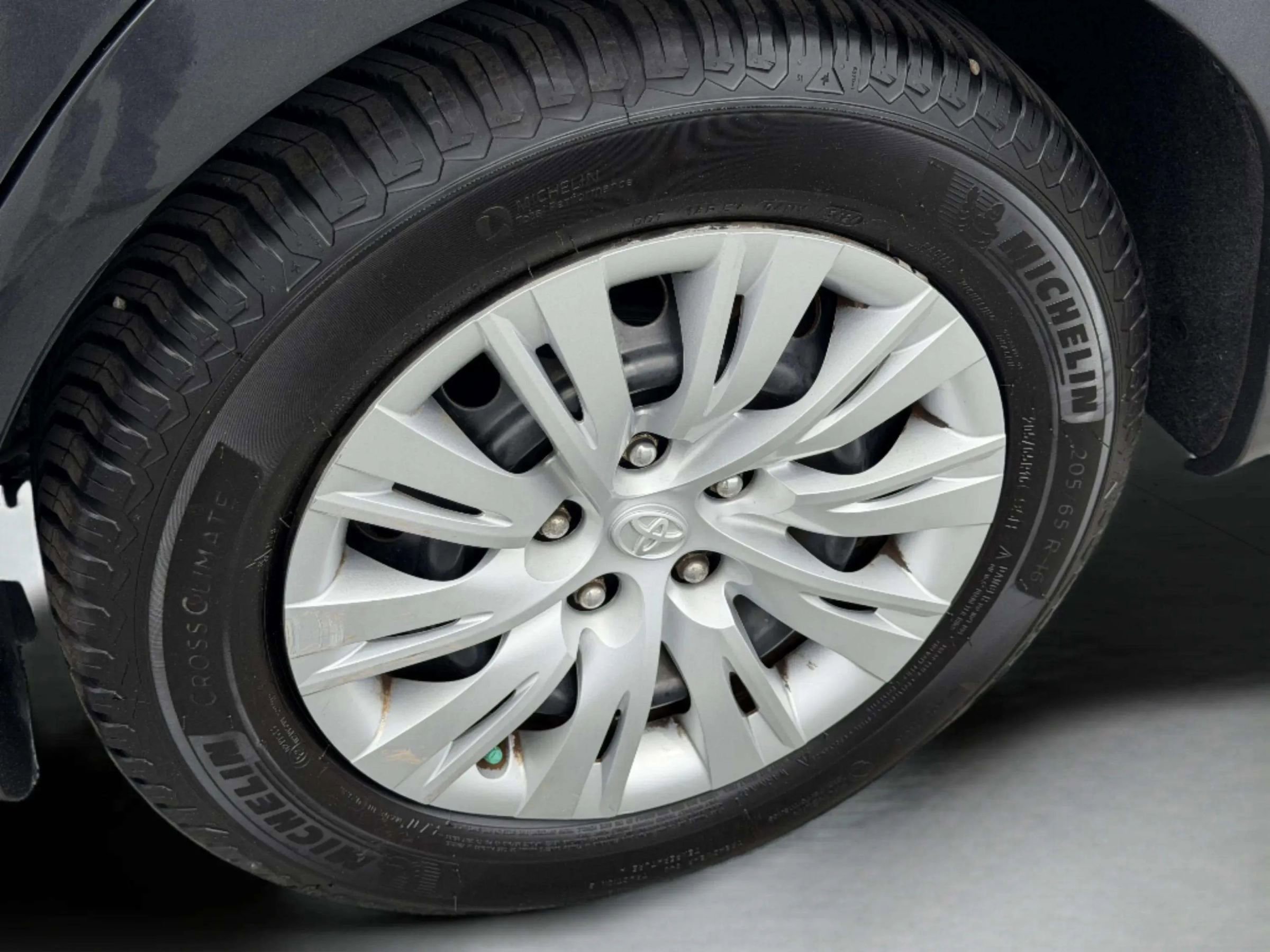 Used 2013 Toyota Camry LE FWD image 34