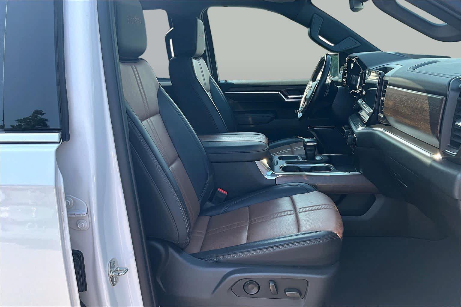 Used 2023 Chevrolet Silverado 1500 High Country w/ High Country Premium Package AWD/4WD image 8