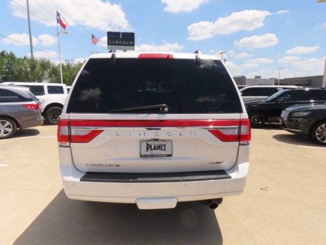 Used 2016 Lincoln Navigator Select RWD image 11