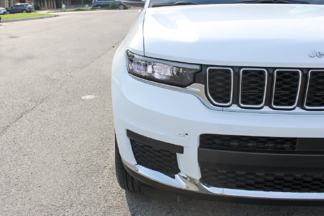 Used 2025 Jeep Grand Cherokee L Laredo AWD/4WD image 40