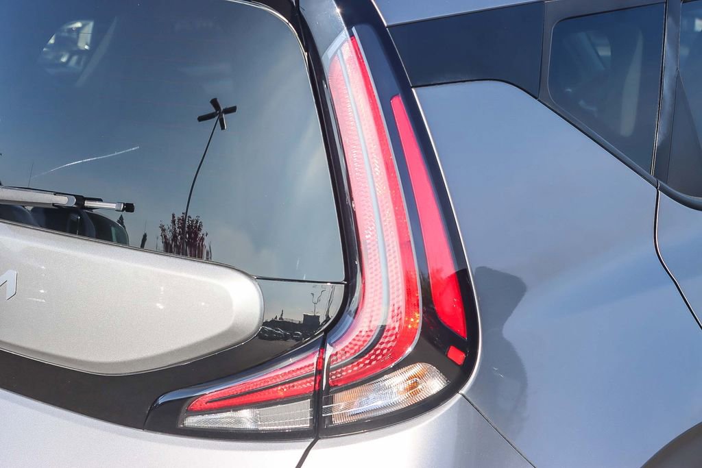 Used 2023 Kia Soul LX w/ LX Technology Package image 8