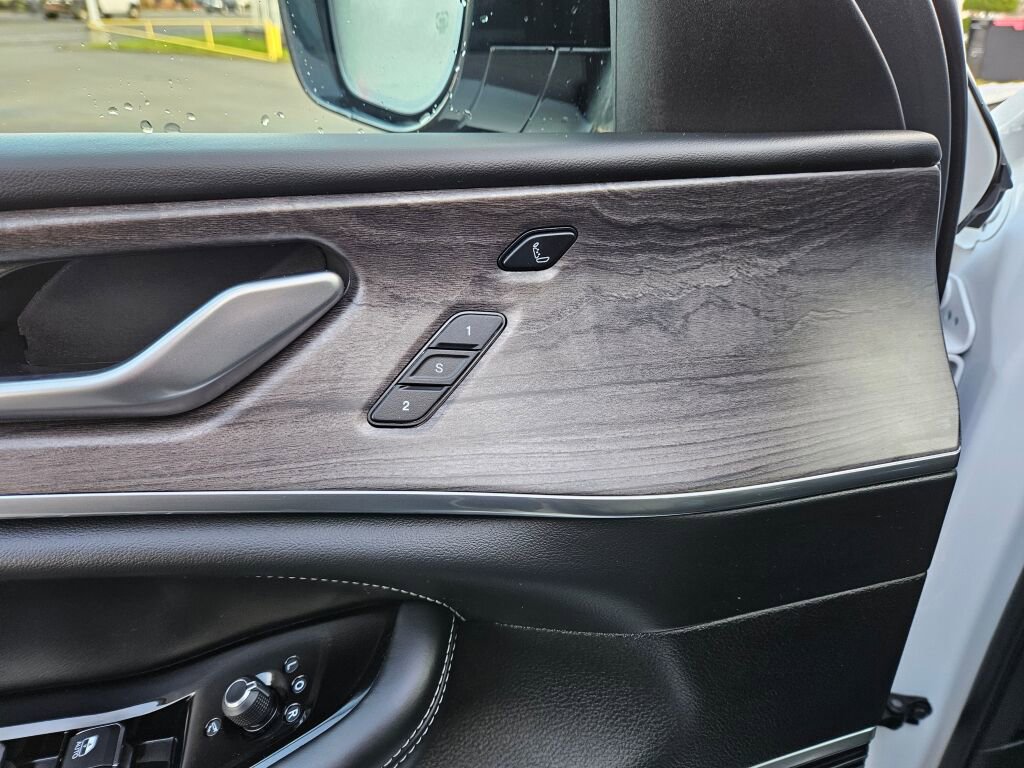 Used 2023 Jeep Grand Cherokee Overland w/ Luxury Tech Group IV image 20