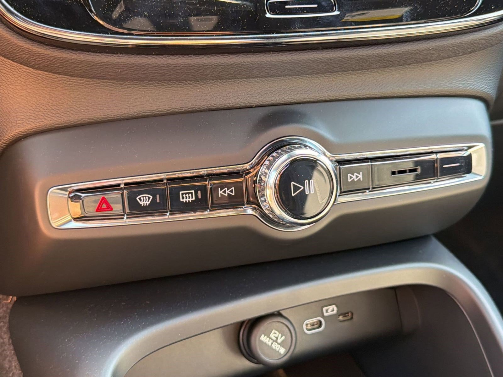 New 2026 Volvo XC40 B5 Ultra w/ Protection Package Premier image 18